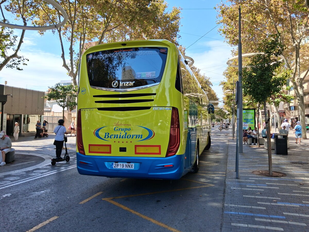 Heckansicht des Irizar i6 (Volvo B13R), Wagen 407 der Firma Autocares Grupo Benidorm, EZ 06.2026, in der Avenida del Mediterraneo in Benidorm am 29.09.2026.
