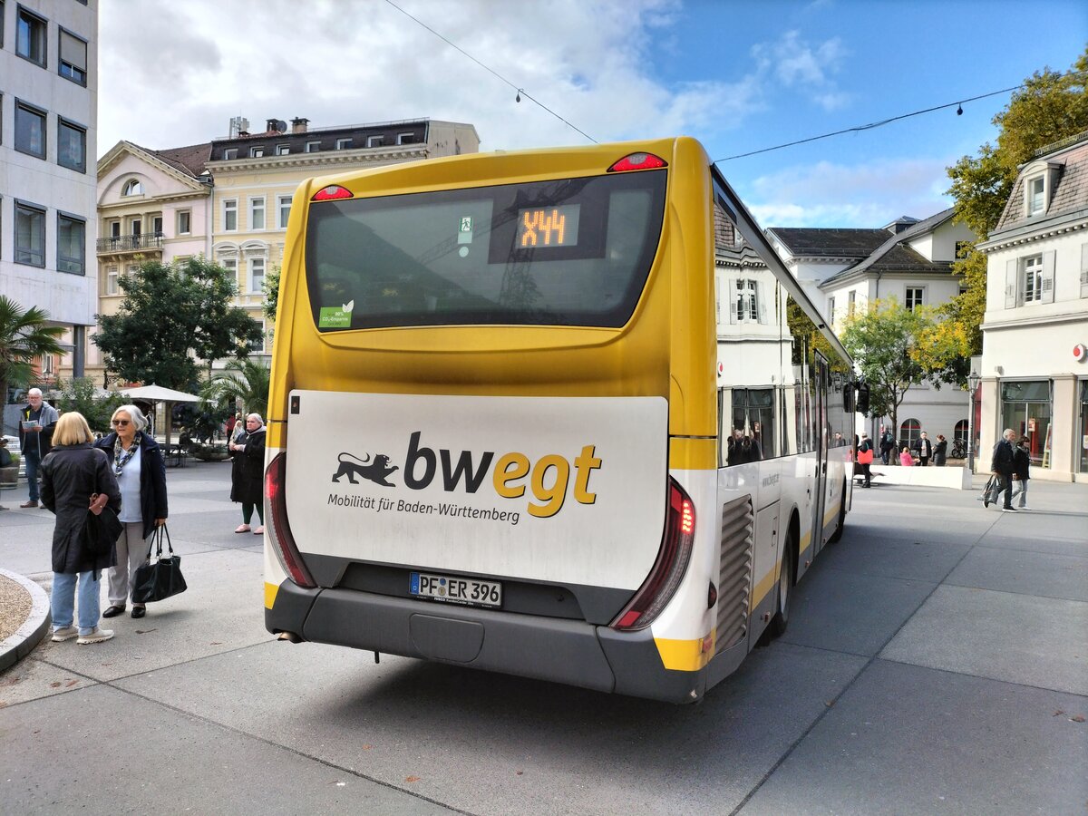 Heckansicht des Iveco Crossway Nr. 396 der Firma Eberhardt in Baden-Baden am 27.09.2025