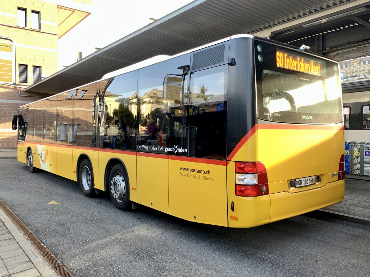 Heckansicht des MAN Lions City 3-Achser '10166' vom PU DünserBus, Trimmis der vorübergehend bei der Regie Aeschi eingestzt wird, am 9.10.23 beim Bahnhof Spiez.