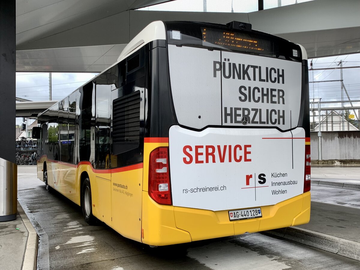 Heckansicht des MB C2 '11065' des PU Geissmann Bus, Hägglingen am 23.4.23 bei der Abfahrt vom Bushof Wohlen.