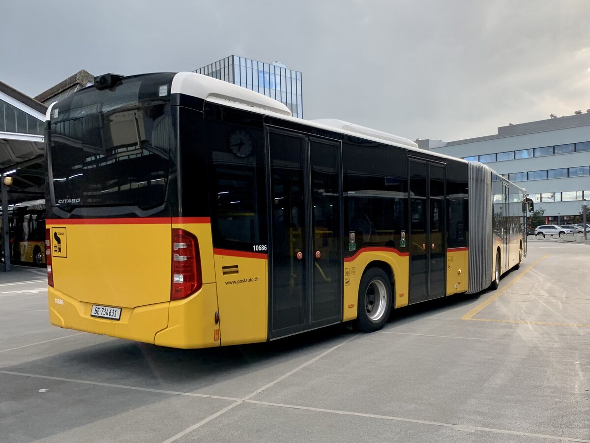 Heckansicht des MB C2 G '10686' der PostAuto Regie Bern am 29.9.21 beim Bahnhof Bern.