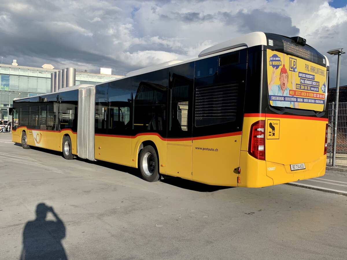 Heckansicht des MB C2 G '10687' der PostAuto Regie Bern am 29.9.21 beim Bahnhof Bern.