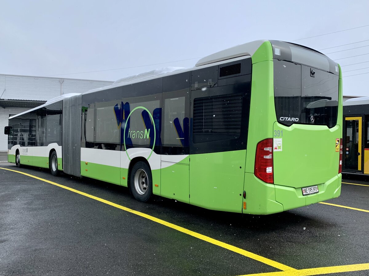 Heckansicht des MB C2 G Ü 391 der transN am 2.4.22 bei Interbus Kerzers.