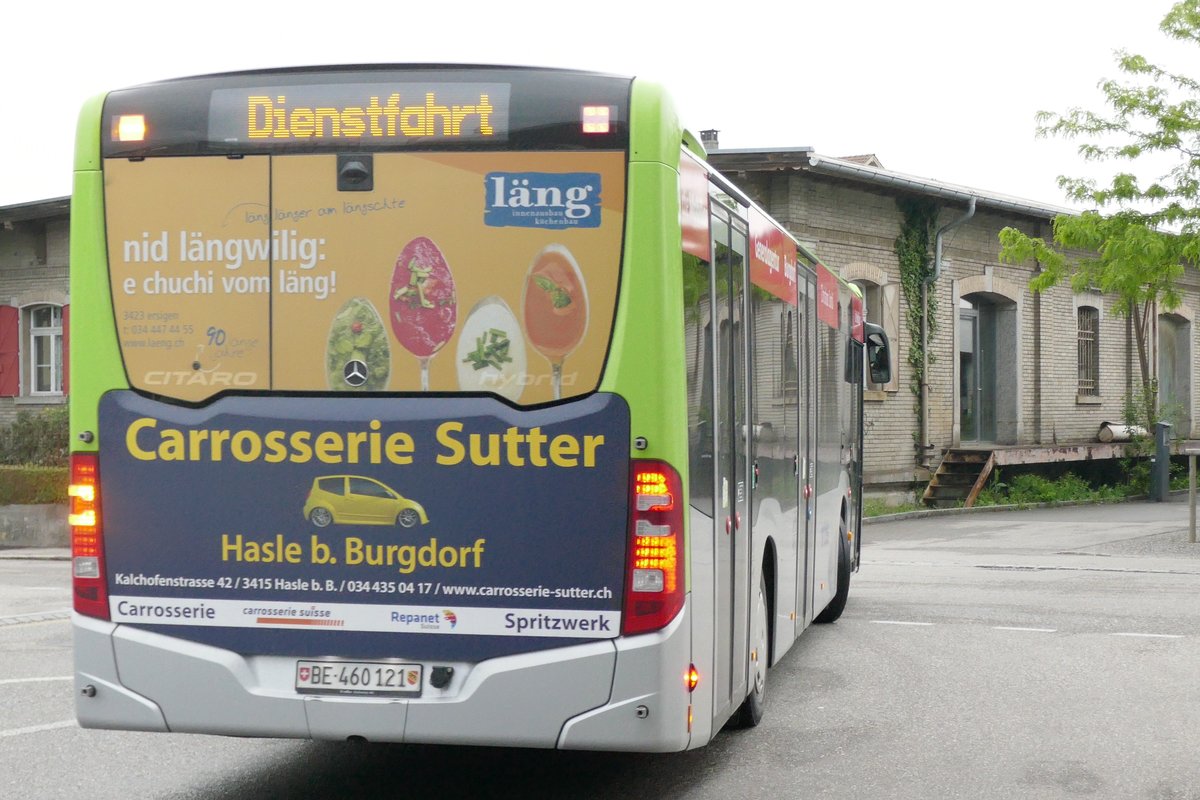 Heckansicht des MB C2 hybrid 121 der Busland AG am 13.5.20 in Burgdorf.