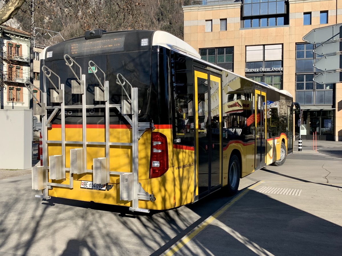 Heckansicht des MB C2 hybrid '11403' PostAuto Standort Aeschi am 8.1.21 bei der Abfahrt in Interlaken West.