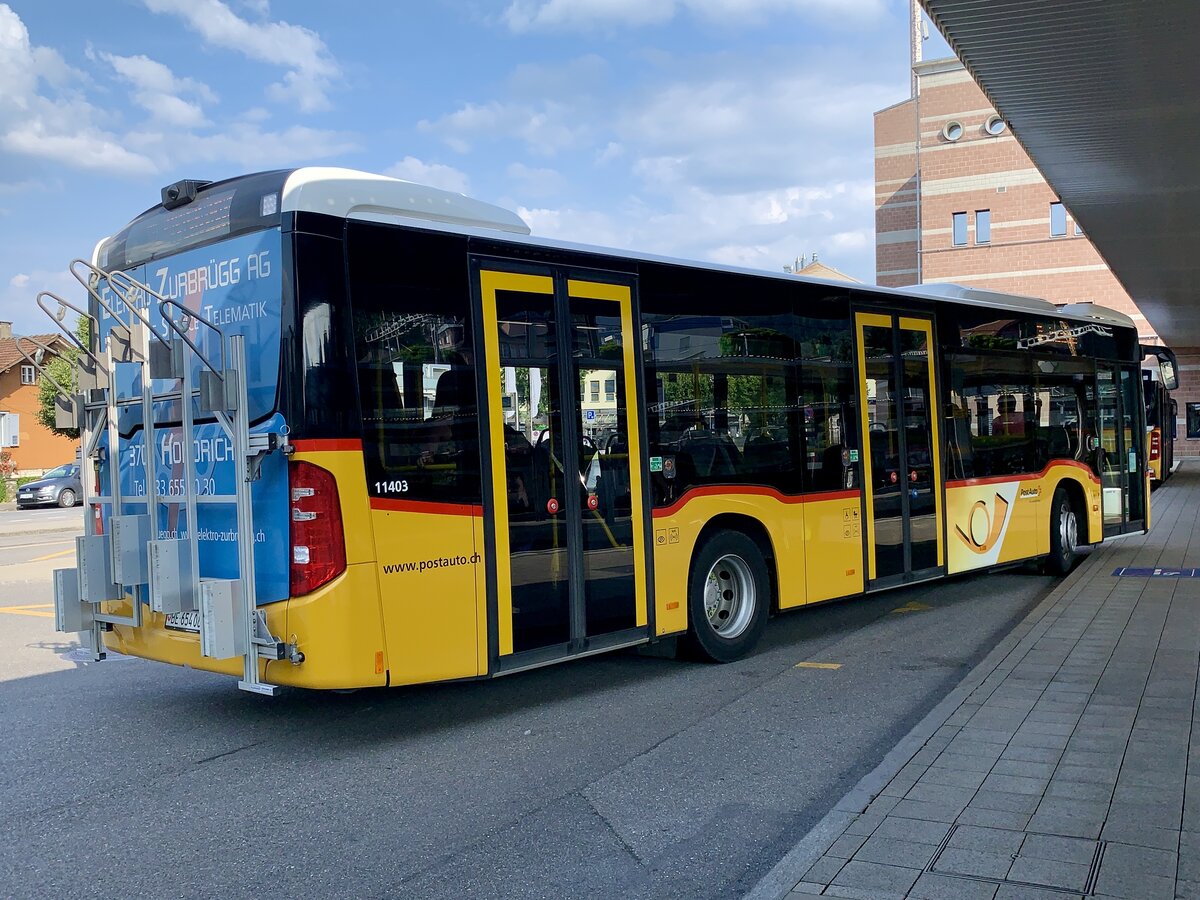 Heckansicht des MB C2 hybrid '11403' von PostAuto Regie Aeschi am 21.7.21 bei der Ankunft in Spiez.