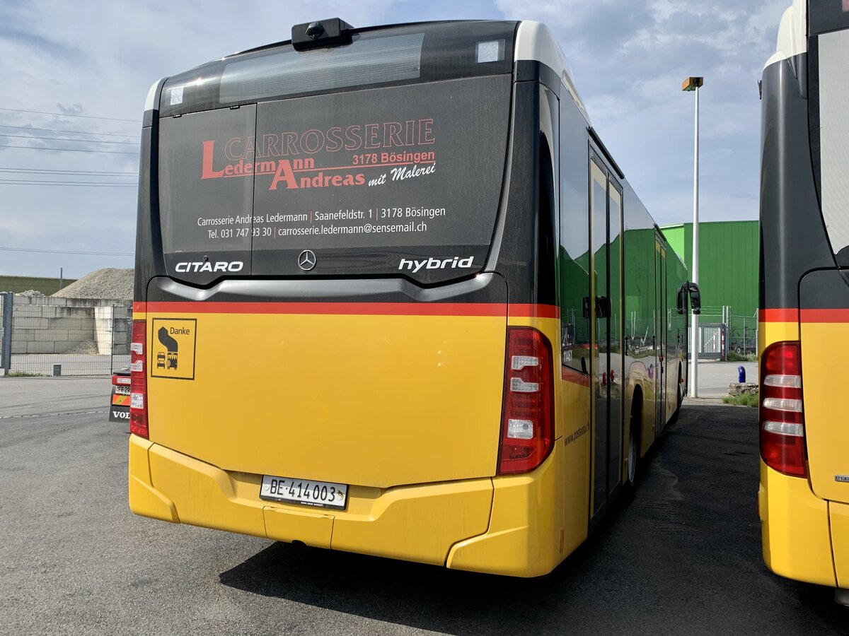 Heckansicht des MB C2 hybrid '11461' von PostAuto Regie Laupen am 27.7.21 bei Interbus Kerzers.