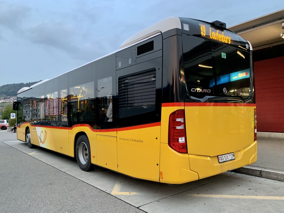 Heckansicht des MB C2 hybrid '11703' des PU Erne Bus, Full am 11.10.21 beim Bahnhof Döttingen.