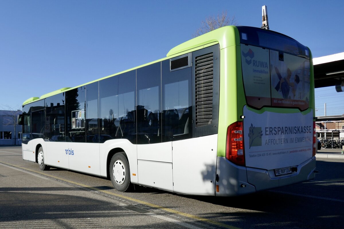Heckansicht des MB C2 hybrid 124 der Busland AG am 22.1.22 beim Bahnhof Burgdorf abgestellt.