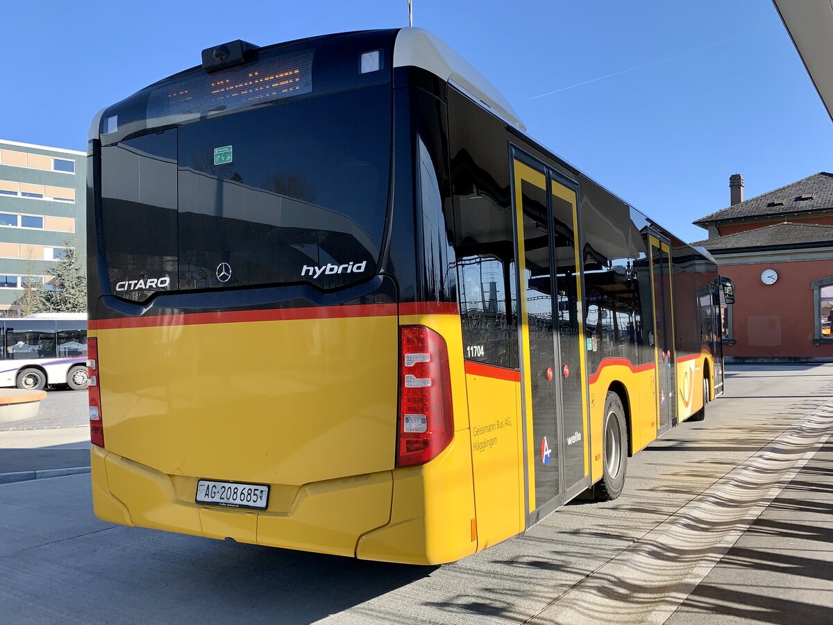 Heckansicht des MB C2 hybrid '11704' des PU Geissmann Bus, Hägglingen am 13.2.22 nach der Abfahrt in Wohlen.