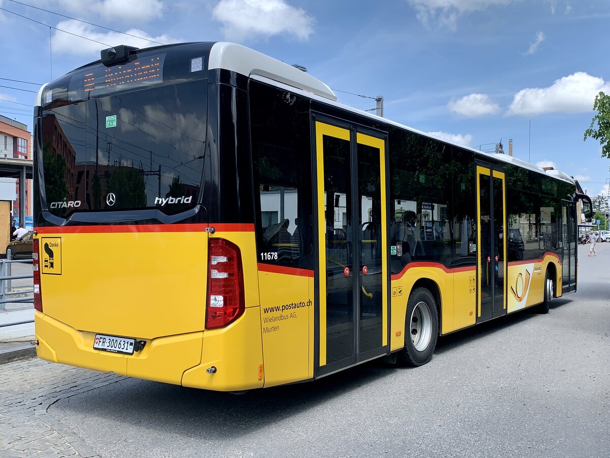 Heckansicht des MB C2 hybrid '11678' vom PU Wieland Bus, Murten am 14.5.22 nach der Abfahrt beim Bahnhof Düdingen.