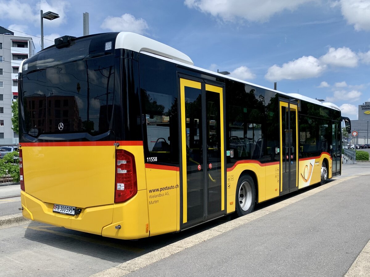 Heckansicht des MB C2 hybrid '11558' vom PU Wieland Bus, Murten am 14.5.22 beim Bahnhof Düdingen.