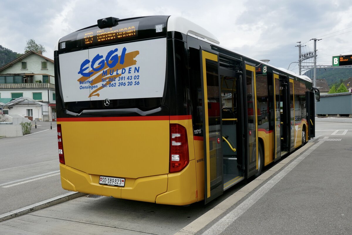 Heckansicht des MB C2 hybrid '11715' der PostAuto Regie Balsthal am 22.5.22 beim Bahnhof Balsthal.