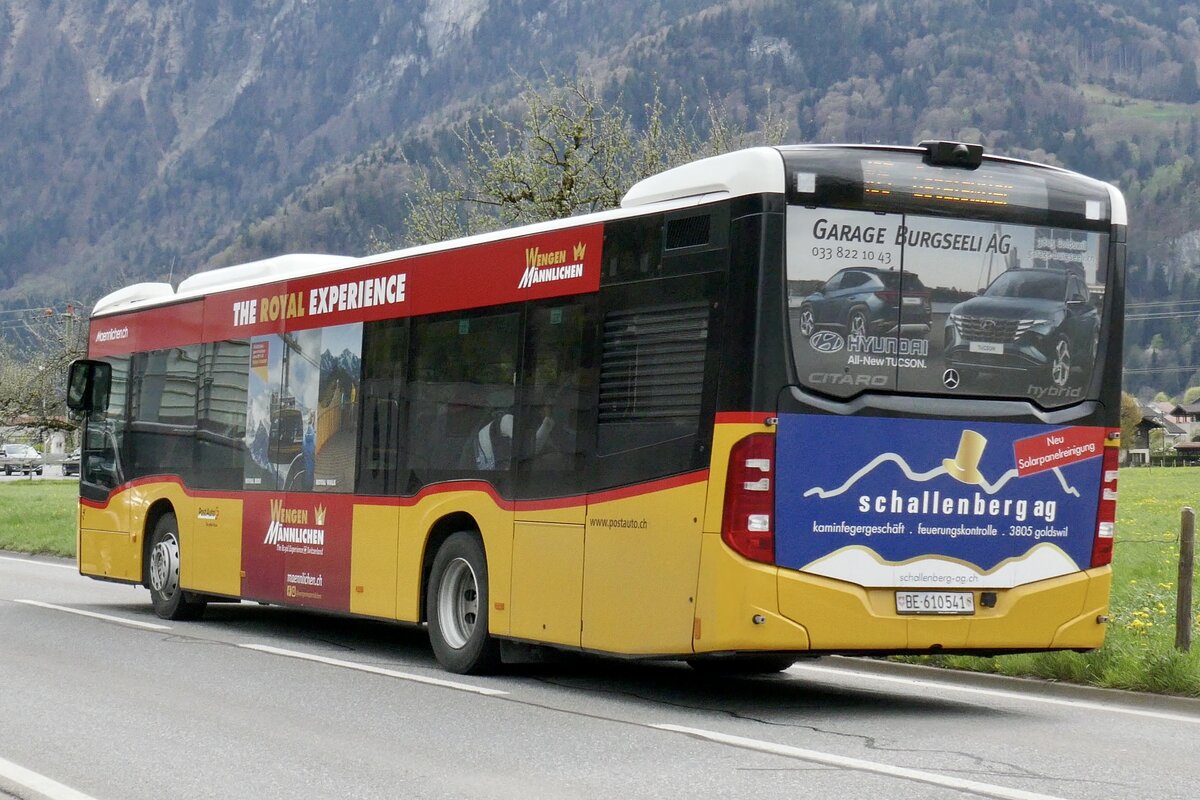 Heckansicht des MB C2 hybrid '11685' PostAuto Regie Interlaken am 23.4.23 zwischen Oberland Shopping und Wilderswil Bahnhof.