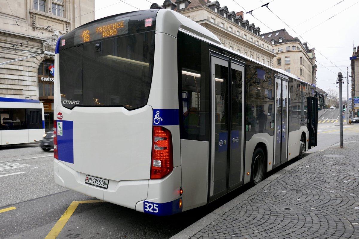 Heckansicht des MB C2 K 325 der TL am 10.2.19 an der Haltestelle St-Francois.