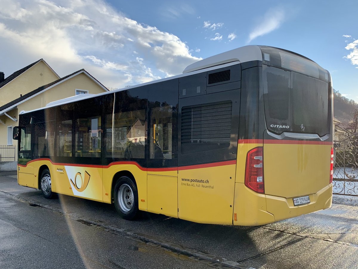 Heckansicht des MB C2 K '10880' vom PU Erne Bus AG, Full der am 15.3.21 bei der Haltestelle Leibstadt Milchhüsli steht.