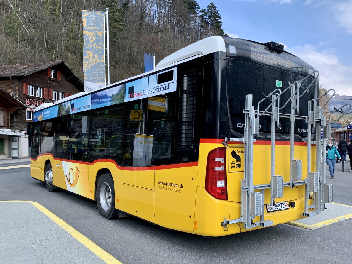 Heckansicht des MB C2 K hybrid '11528' vom PU Flück Reisen, Brienz am 15.4.21 beim Bahnhof Brienz.