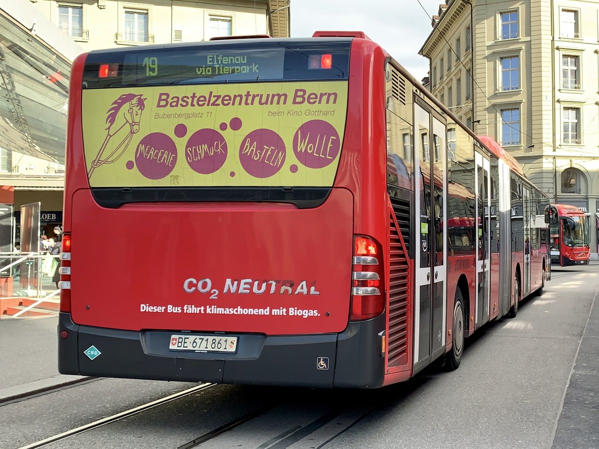 Heckansicht des MB Citaro Facelift CNG 861 von Bernmobil am 12.10.20 nach der Abfahrt beim Bahnhof Bern.