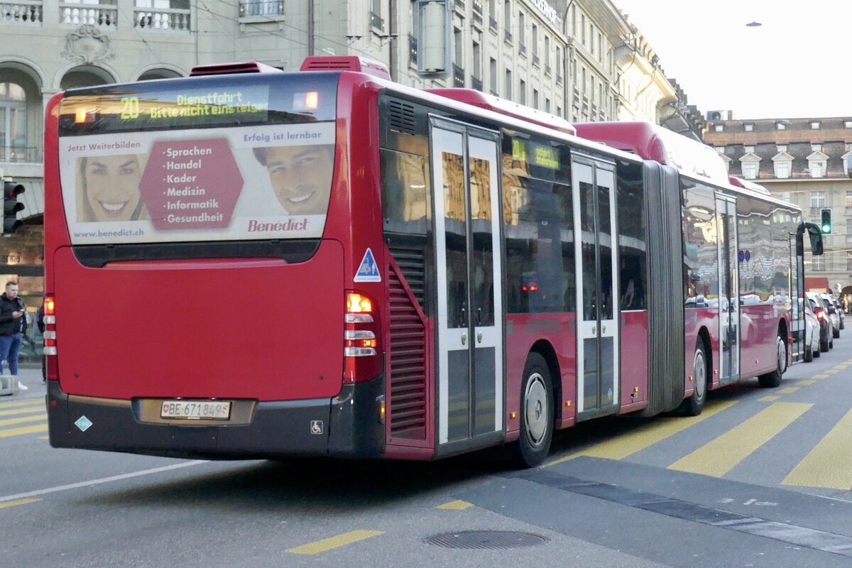 Heckansicht des MB Citaro Facelift CNG 849 von BERNMOBIL am 26.2.22 beim Bahnhof Bern.