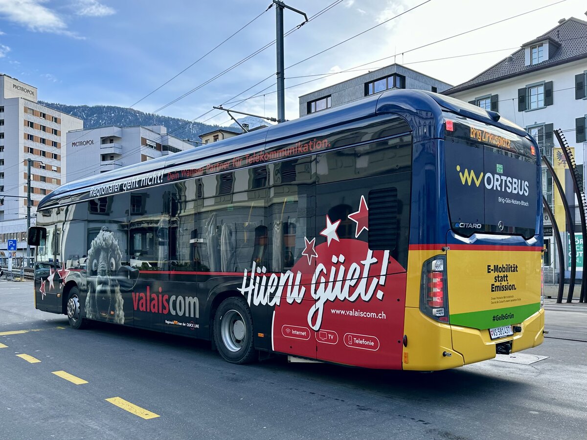 Heckansicht des MB eCitaro '12194'  VS 581 437  vom Oetsbus Brig-Glis am 20.12.25 beim Bahnhof Brig.