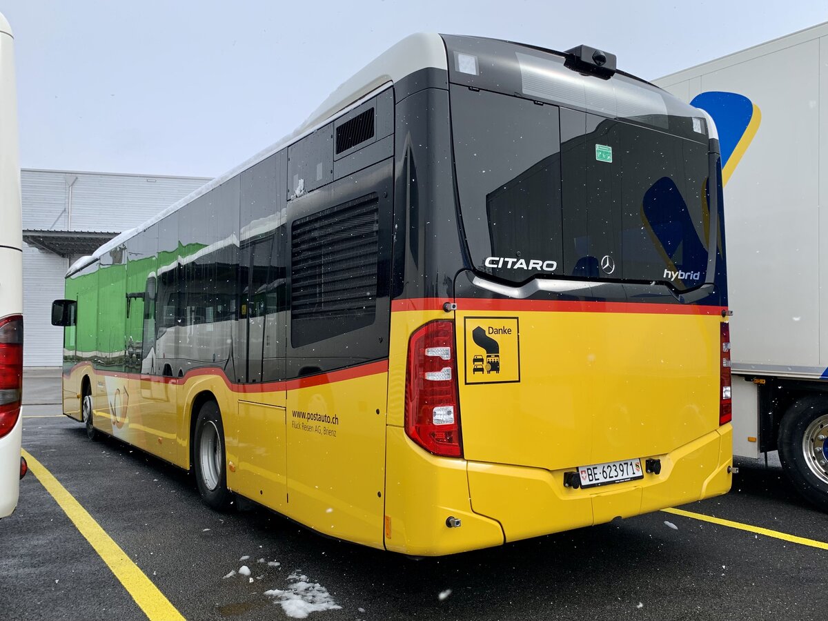 Heckansicht des MB V2 hybrid '11527' vom PU Flück Reisen, Brienz am 2.4.22 bei Interbus Kerzers.