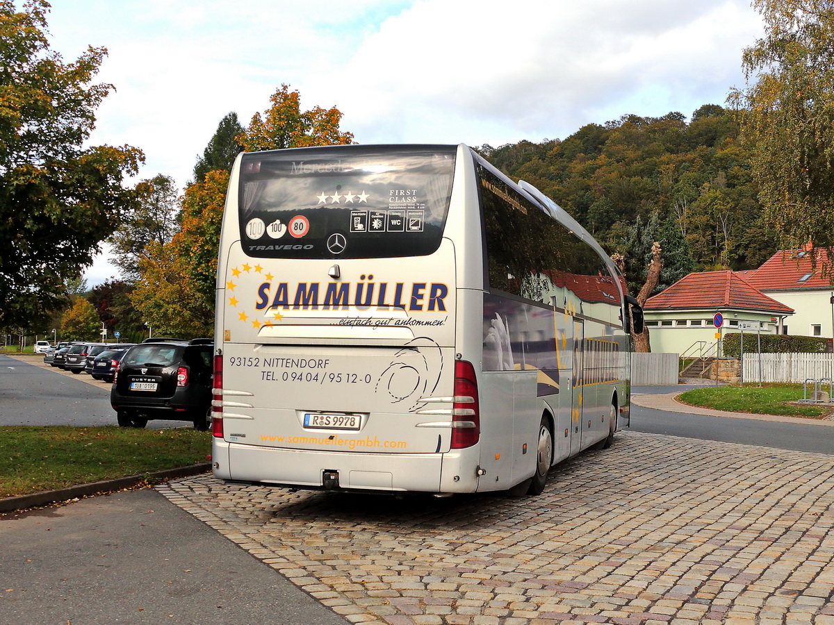Heckansicht des Mercedes-Benz Travego der Firma Sammüler aus Rgensburg zu sehen in Bad Schandau nahe dem Rathhaus am 15. Oktober 2021.