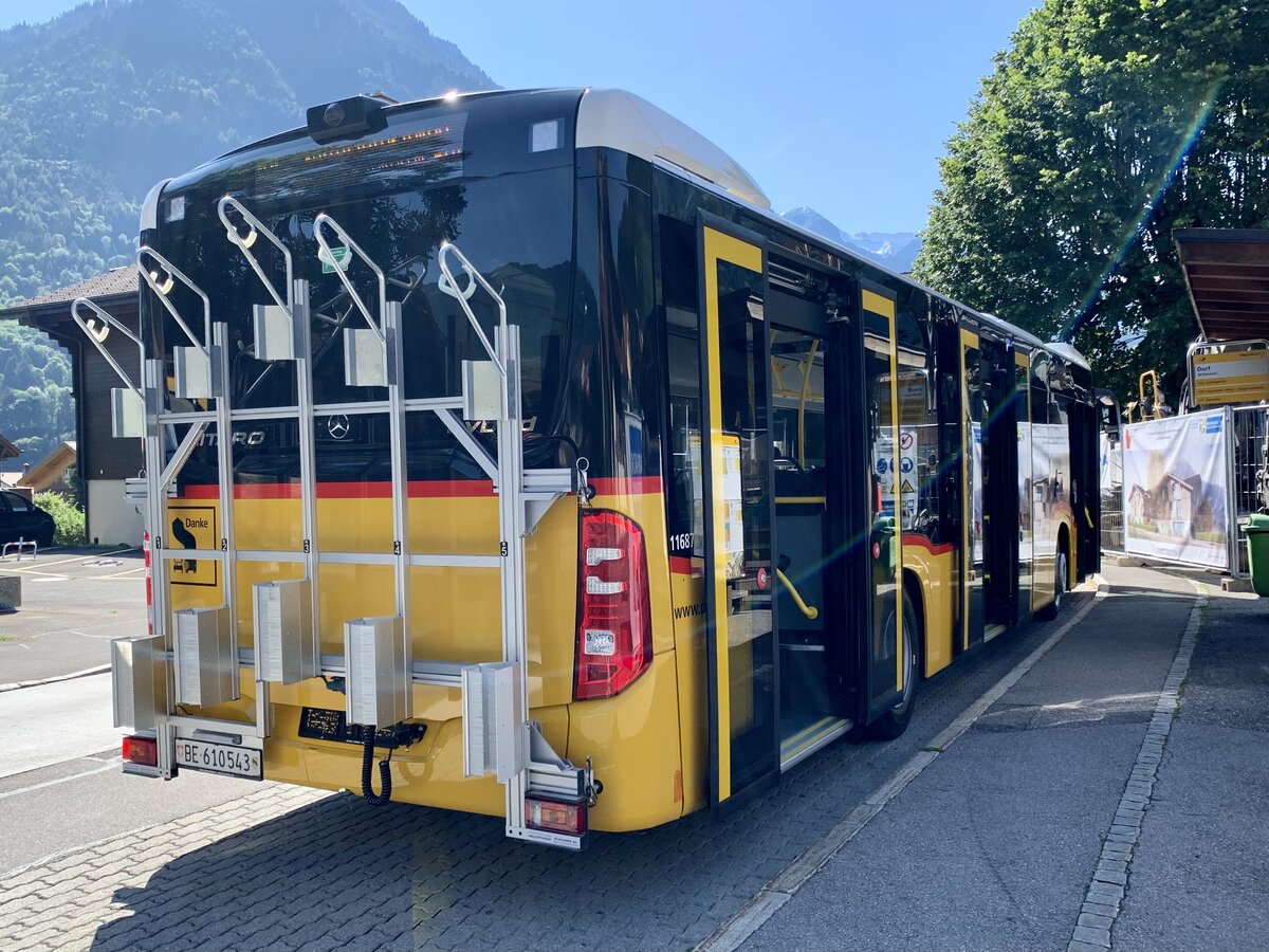 Heckansicht des neuen MB C2 hybrid '11687' von PostAuto Regie Interlaken am 10.7.21 im Dorf Wilderswil.