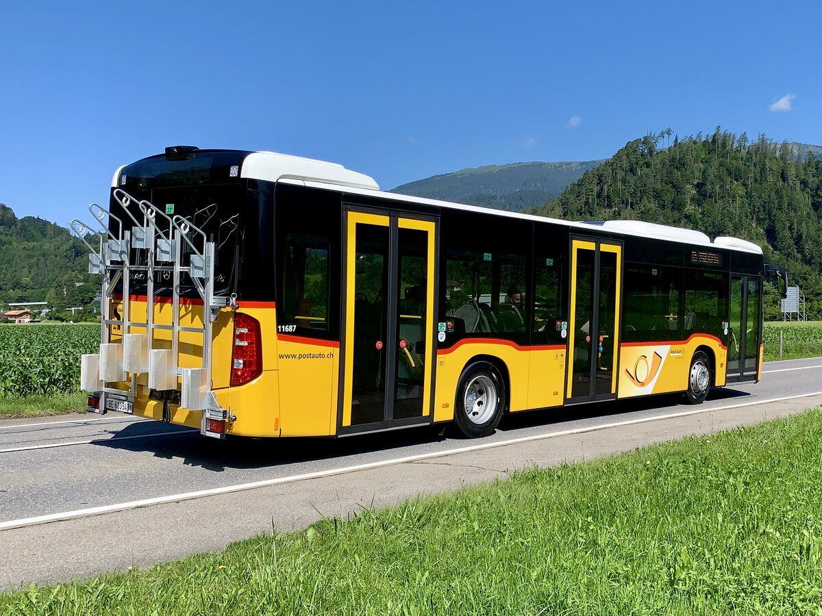 Heckansicht des neuen MB C2 hybrid '11687' von PostAuto Regie Interlaken am 10.7.21 zwischen Wilderswil und Matten.