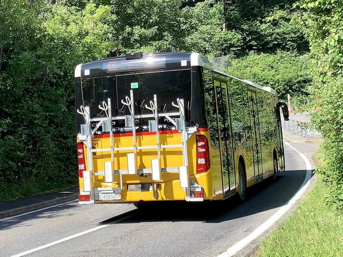 Heckansicht des neuen MB C2 hybrid '11685' von PostAuto Regie Interlaken am 10.7.21 zwischen Gsteigwiler und Wilderswil.