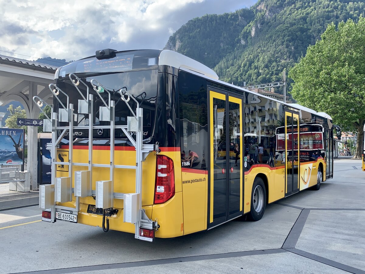 Heckansicht des neuen MB C2 hybrid '11686' am 10.7.21 beim Bahnhof Interlaken West.