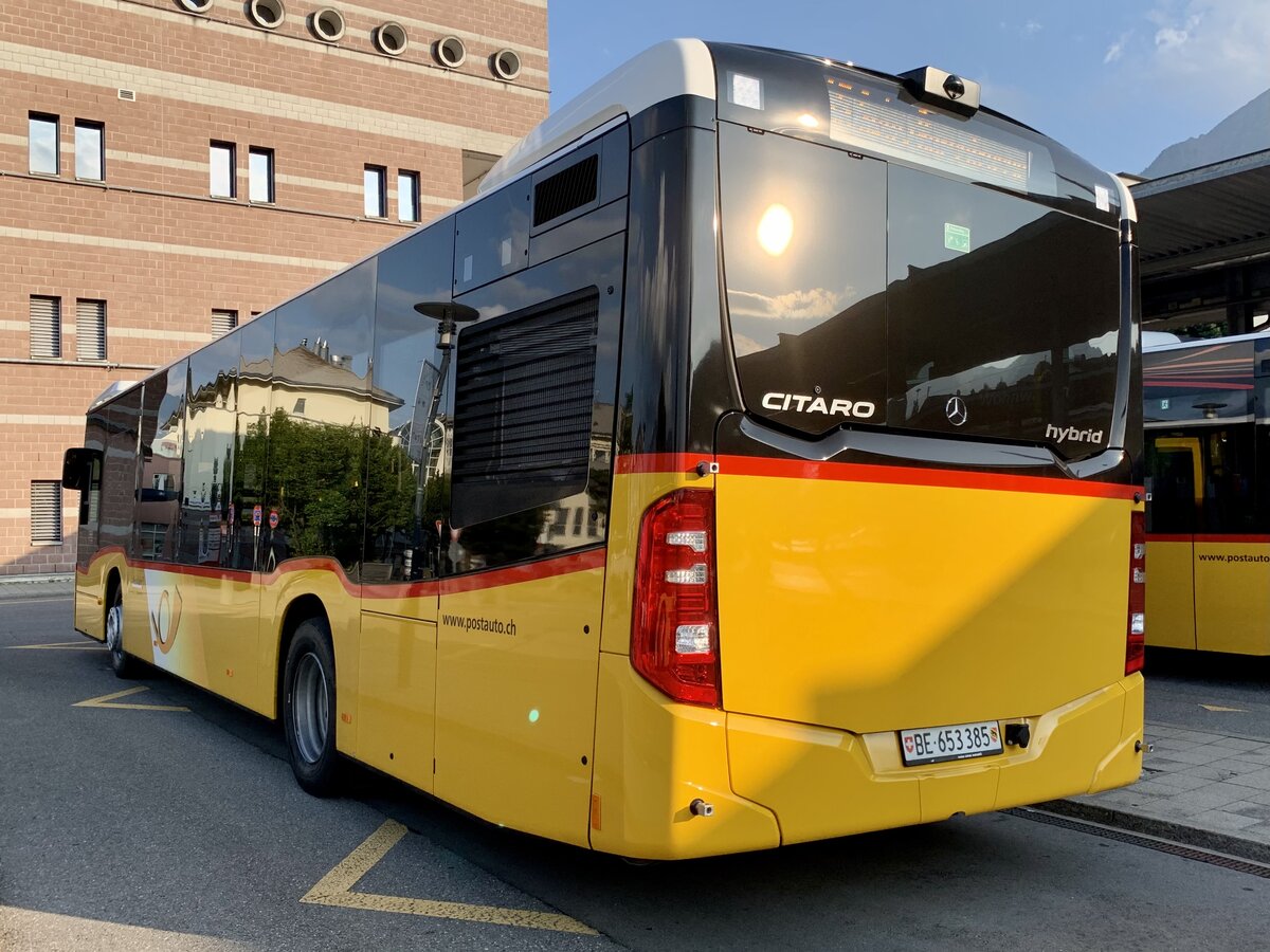 Heckansicht des neuen MB C2 hybrid '11683' von PostAuto Regie Aeschi am 20.7.21 beim Bahnhof Spiez.