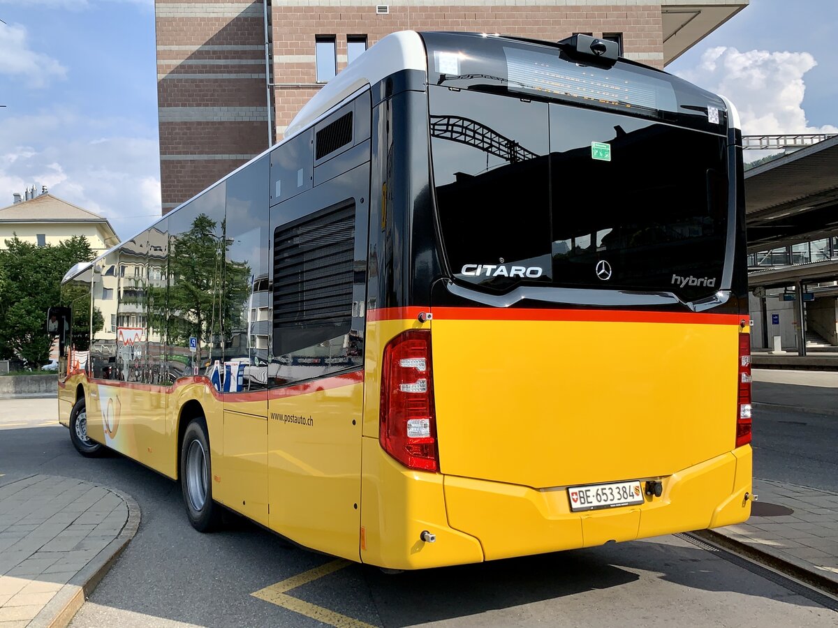 Heckansicht des neuen MB C2 hybrid '11682' von PostAuto Regie Aeschi am 21.7.21 beim Bahnhof Spiez.