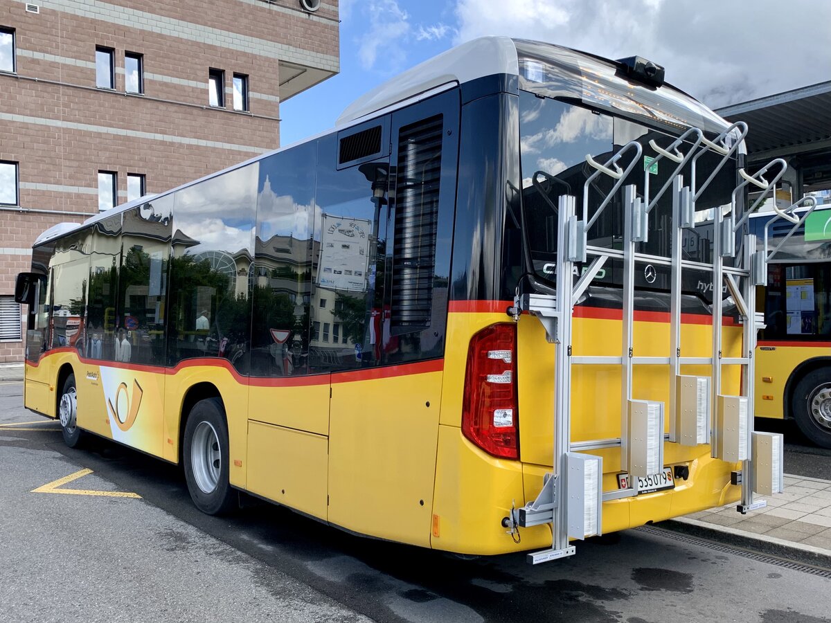 Heckansicht des neuen MB C2 K hybrid '11681' von PostAuto Regie Aeschi am 5.8.21 beim Bahnhof Spiez.