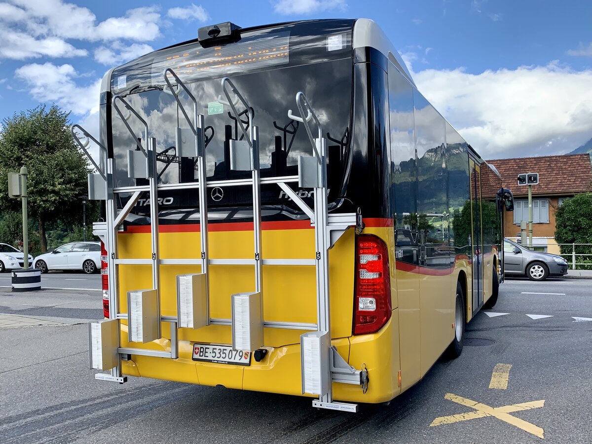 Heckansicht des neuen MB C2 K '11681' von PostAuto Regie Aeschi am 5.8.21 bei der Abfahrt in Spiez.