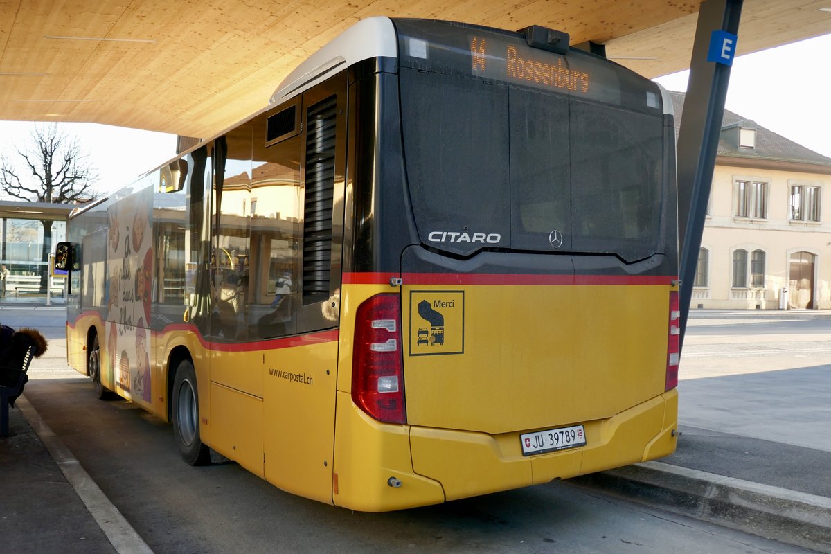 Heckansicht des PostAuto MB C2 K der Regie Jura am 15.2.19 beim Bahnhof Delemont.