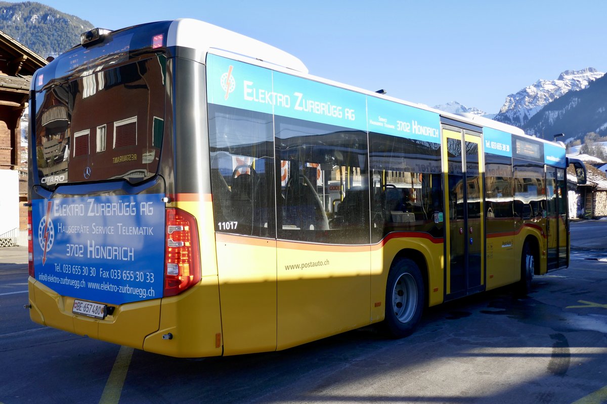 Heckansicht des PostAuto MB C2 K am 17.2.19 vor dem Bahnhof Reichenbach i.K.