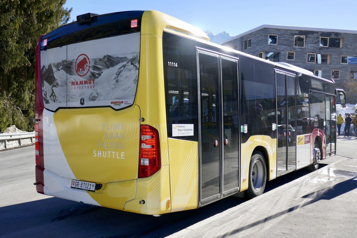 Heckansicht des Shuttle MB C2 K vom PU Stuppan, Flims am 16.2.19 bei der Bergbahn Laax.