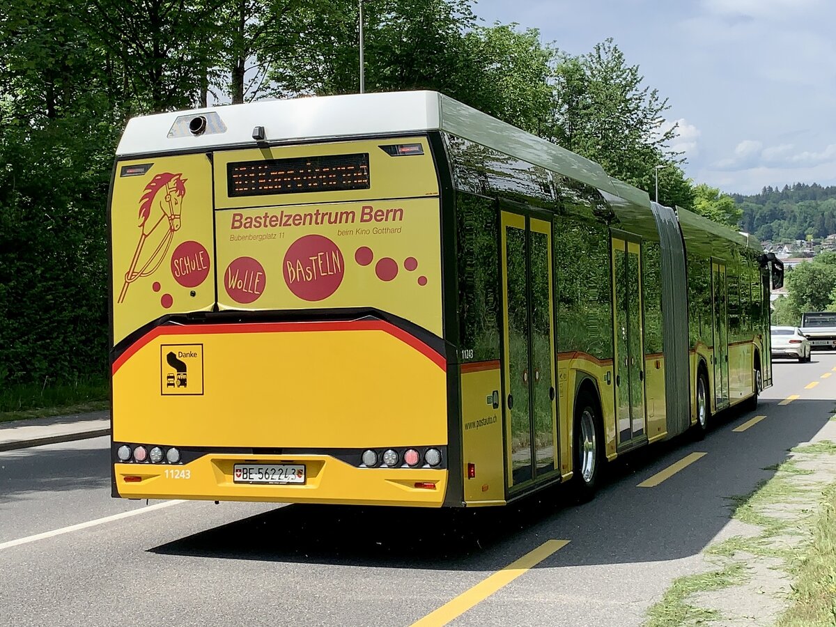 Heckansicht des Solaris Urbino 18 '11243' der Postauto Regie Bern am 19.5.22 zwischen Bethlehem und Hinterkappellen.