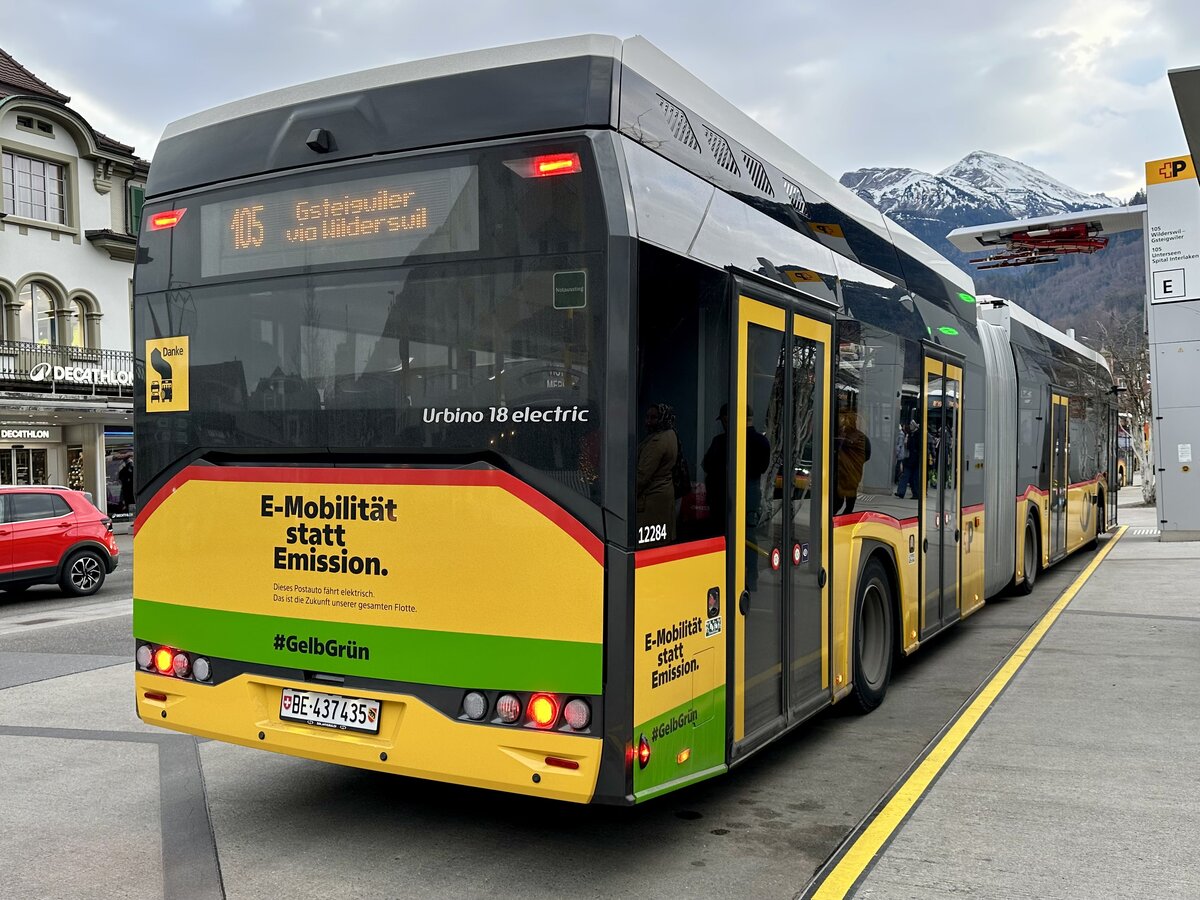 Heckansicht des Solaris Urbino 18 IV Electric '12284'  BE 437 435  der Postauto Regie Spiez am 19.12.25 beim Bahnhof Interlaken West.