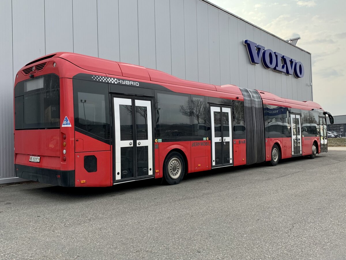 Heckansicht des Volvo 7900 Hybrid 871 von BERNMOBIL am 11.3.22 bei Volvo in Münchenbuchsee.