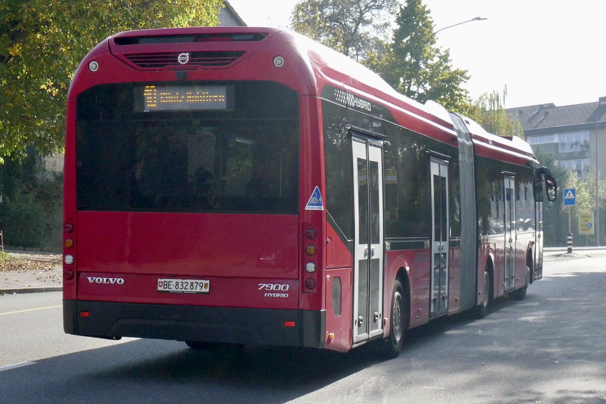 Heckansicht des Volvo 7900 Hybrid 879 von BERNMOBIL am 19.10.22 kurz vor Köniz Schliern.