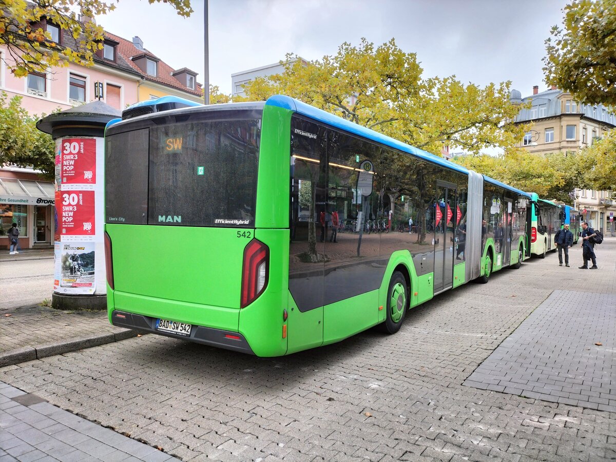Heckansicht des Wagen 542 am Augustaplatz in Baden-Baden am 26.09.2025