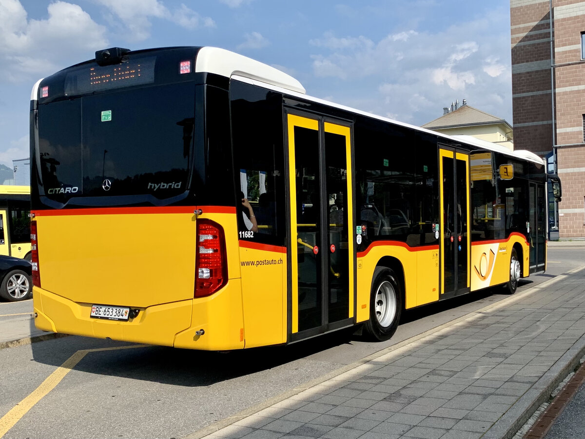 Heckansicht des zweiten neuen MB C2 hybrid '11682'  BE 653 384  von PostAuto Regie Aeschi am 21.7.21 beim Bahnhof Spiez.