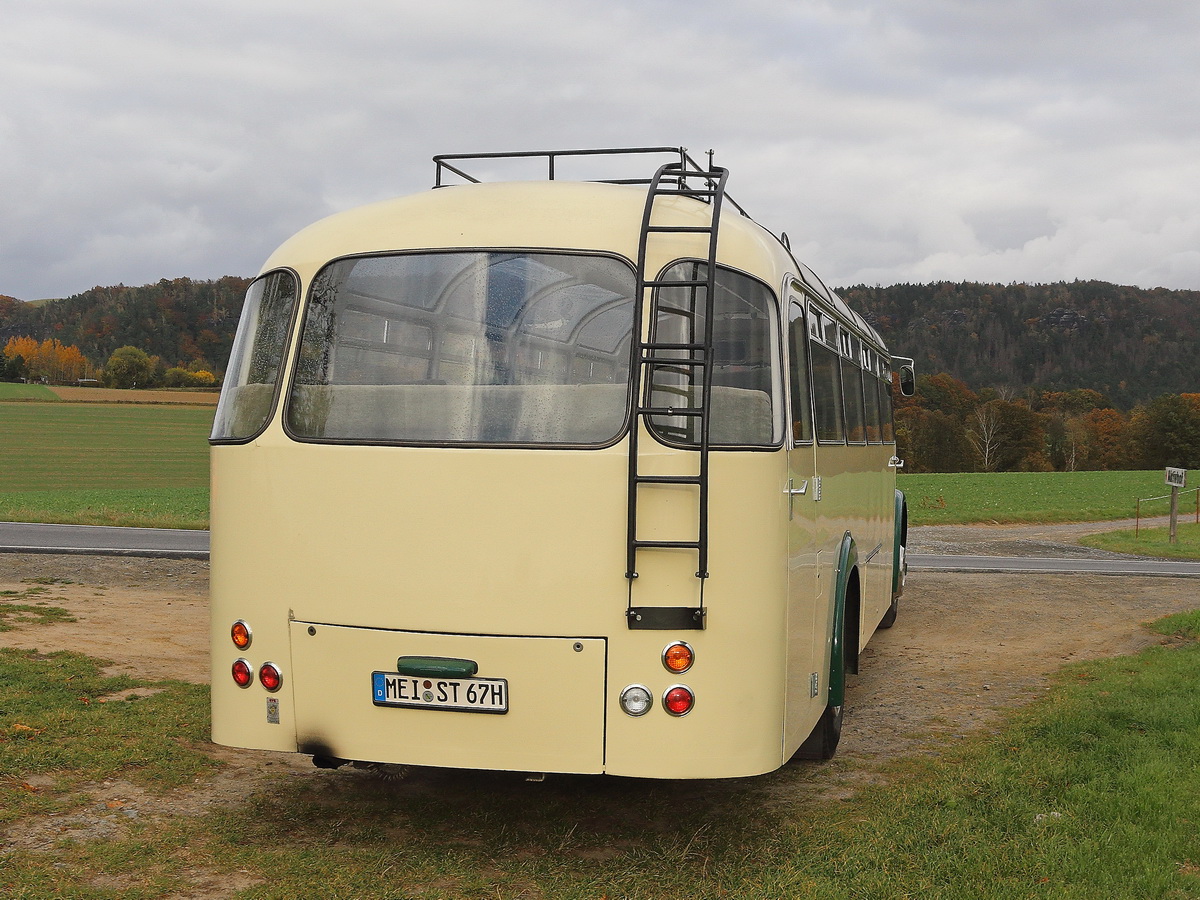 Heckansicht eines Saurer Bus aus dem Jahr 1960 der Old Timer Tours aus Radebeul. Gesehen am 23. Oktober 2021 auf der Fahrt nach Bad Schandau.