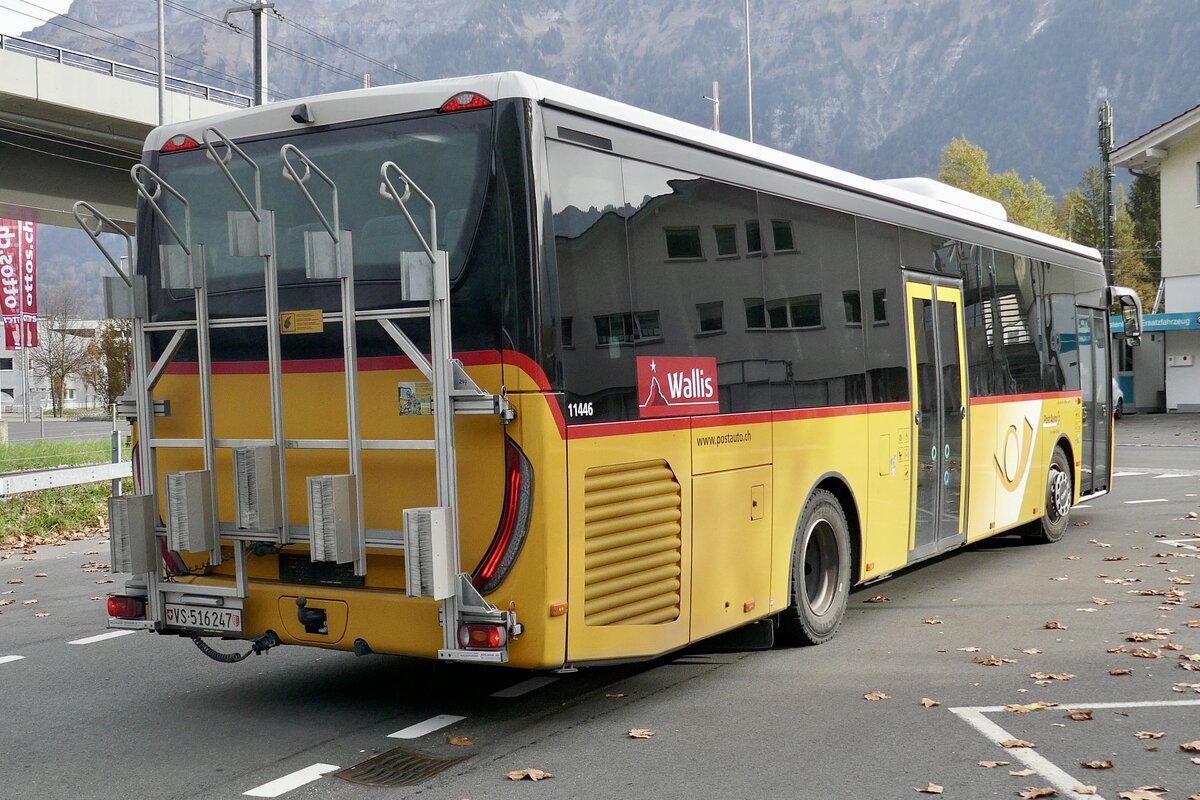 Heckansicht Iveco Crossway LE '11446' der PostAuto Regie Brig als ZB Bahnersatz am 30.10.22 nach der Abfahrt in Interlaken Ost.