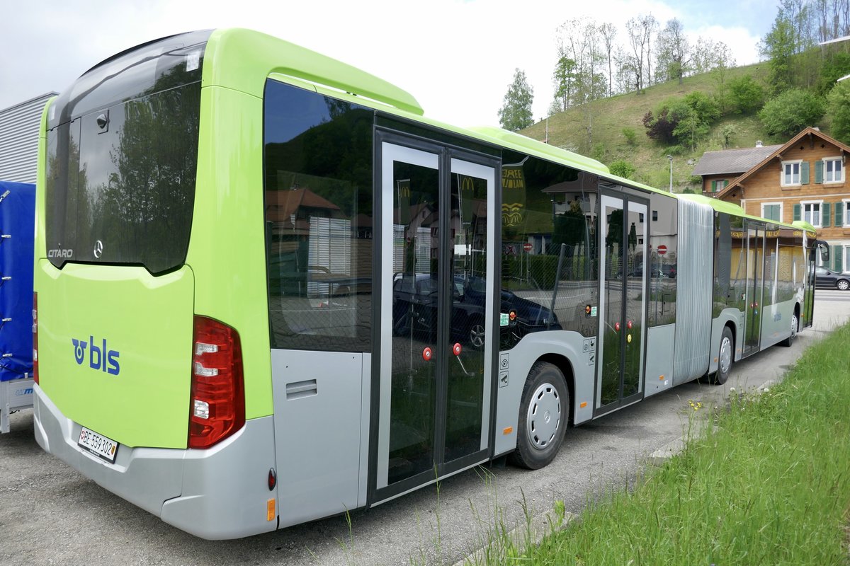 Heckansicht vom MB C2 G 302 der Busland AG der am 6.5.20 beim Depot in Langnau parkiert ist.