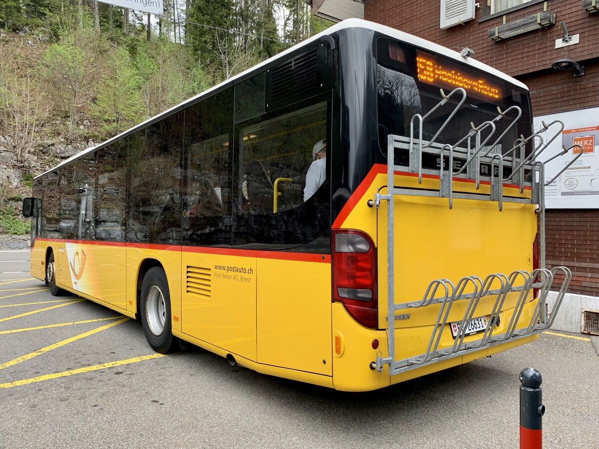 Heckansicht der Setra 415 NF '5155' vom PU Flück, Brienz am 10.5.21 beim Bahnhof Brünig-Luzern.