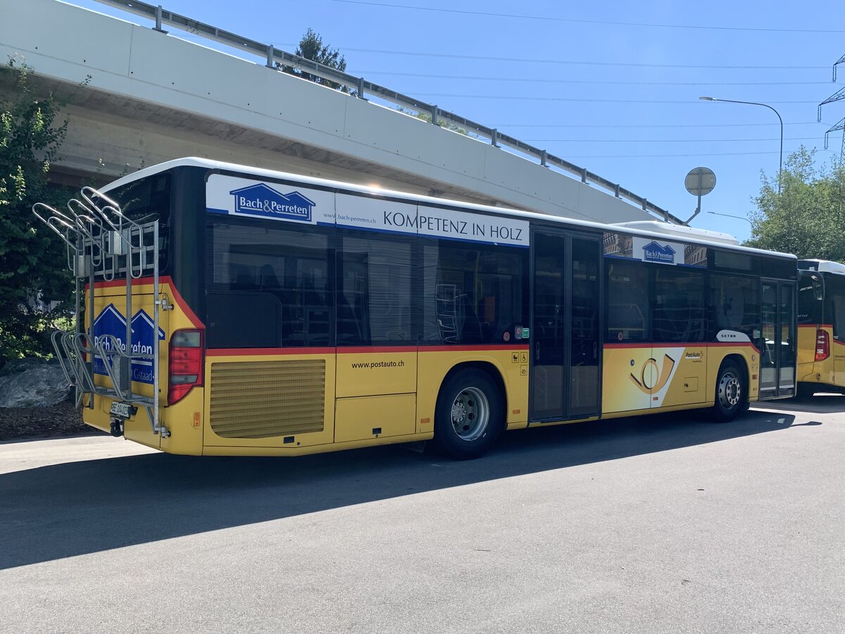 Heckansicht der Setra 415 NF '5203'  BE 104 023  vom PU Kübli Reisen, Gstaad am 30.7.22 bei Interbus Kerzers.