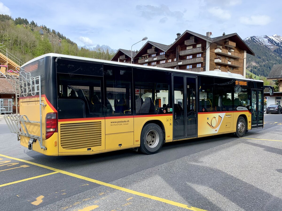 Heckansicht der Setra 415 NF '5204' vom PU Kübli, Gstaad am 20.5.21 beim Bahnhof Gstaad.