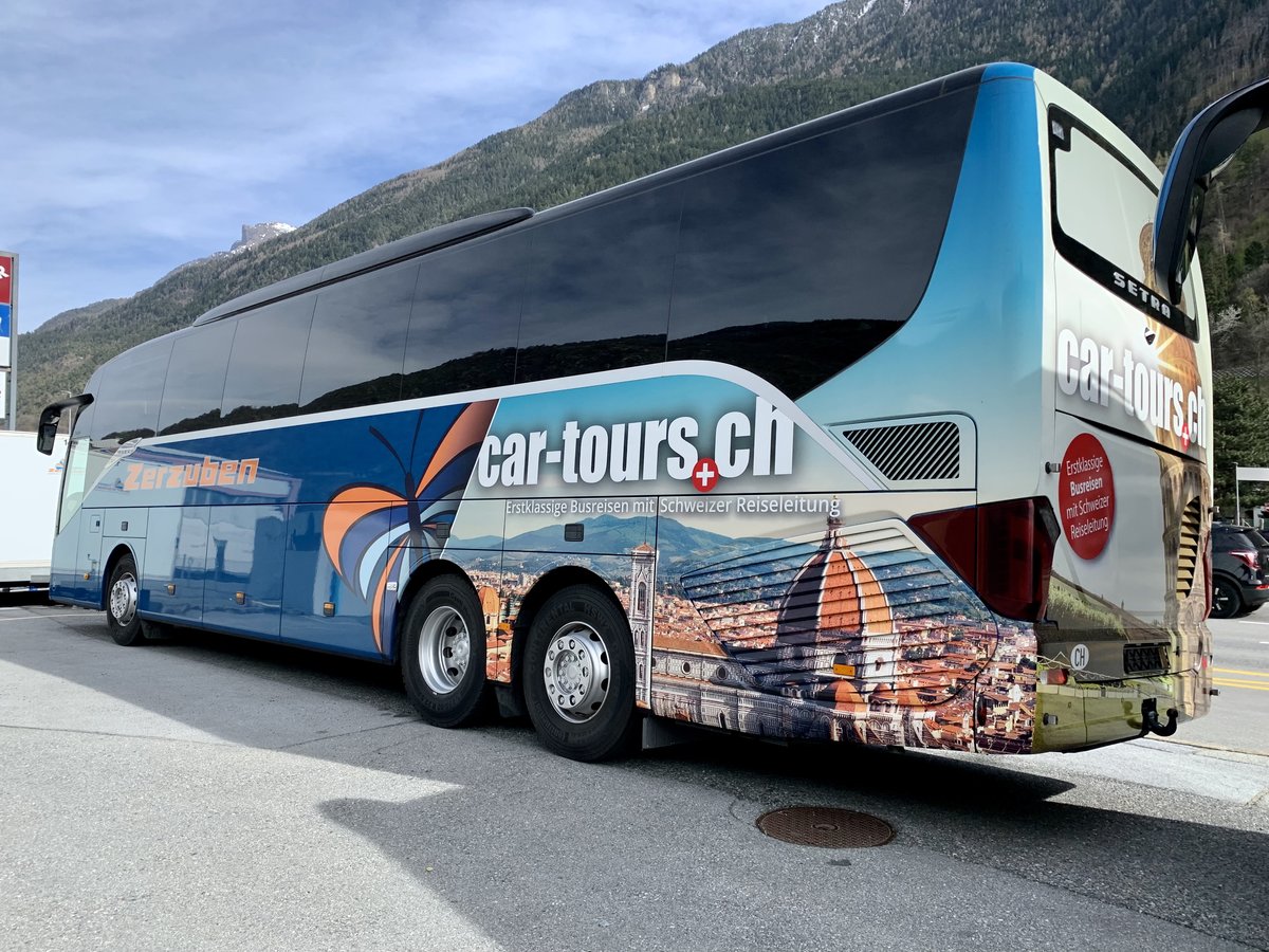 Heckansicht der Setra 516 HD 5 von Zerzuben am 5.4.21 bei der Garage in Eyholz abgestellt.